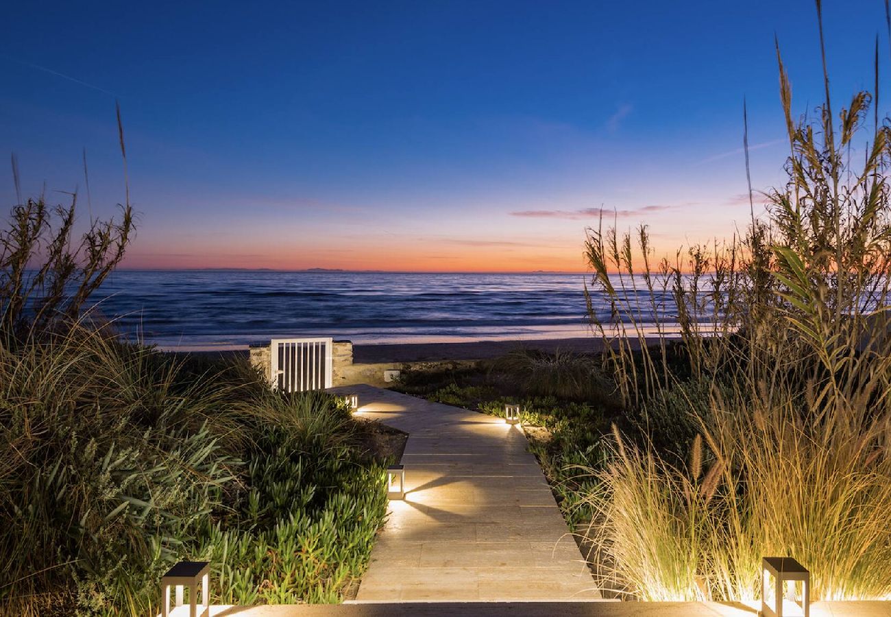 Villa in Marbella - Frontline Beach Costabella (r2576927) 